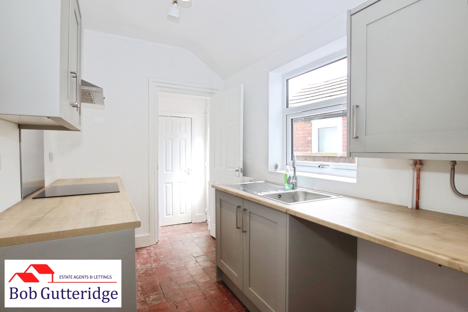 FITTED KITCHEN